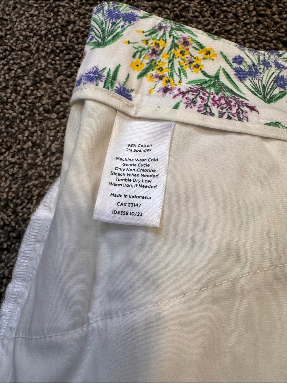 Talbots White Floral Print Shorts with Purple, Green & Yellow Wildflowers Sz 4P - Picture 13 of 14